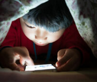 बच्चों को मोबाइल से दूर कैसे रखें, जानिए कुछ आसान तरीके